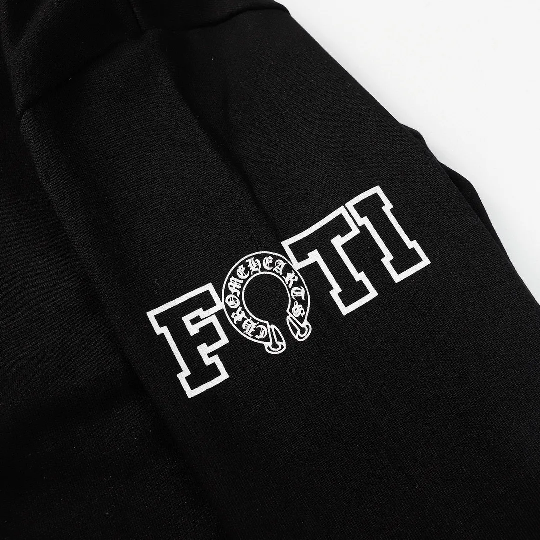 M08—P210 -Chrome Hearts/Chrome Hearts printed sweatshirt cardigan jacket -420 grams of high-density, high-quality wool, soft, delicate and skin-friendly, soft and silky to the touch, warm and skin-friendly -The hardware and zipper accessories are all customized and full of details -Colour: black -Size: S M L XL